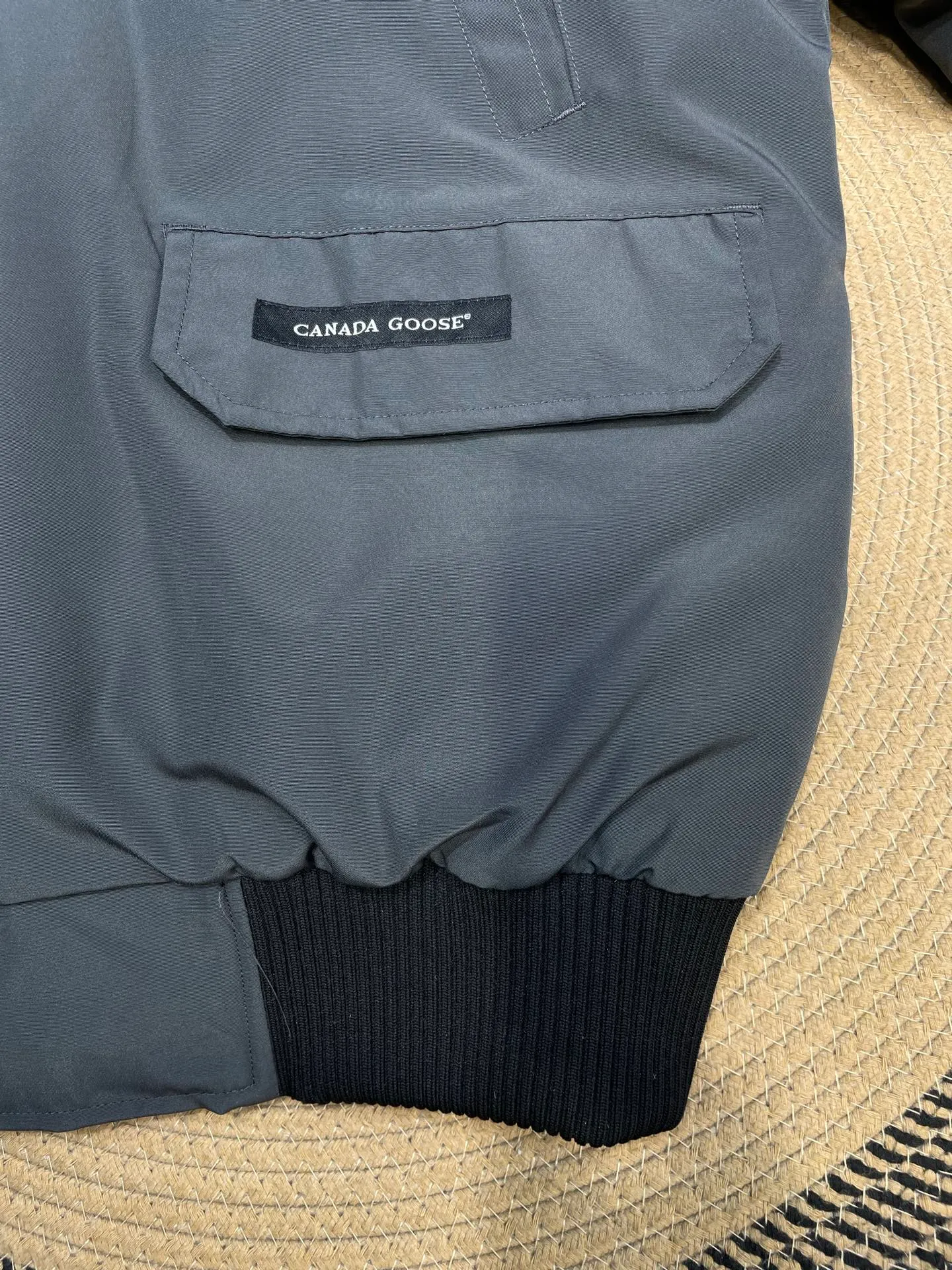 P780 high-end version Canada Goose Canada Goose #Chilliwack 7999M bomber jacket short down jacket/01 model #Men and Women Same Style# ➖ Genuine synchronous anti-counterfeiting chip sensor! ➖ Imported 21S polyester-cotton blended original fabric [last year’s 16S/18S hard fabrics have been completely eliminated, this year all use 21S genuine synchronous fabrics, the soft mid-strap feels delicate and textured], genuine synchronous Feather-Light 10D waterproof coating fabric, made of 84.5 polyester fiber and 15.5 cotton, 100% the best feel in the entire network! ➖ The genuine official website is synchronized with the national standard 80 white duck down, you can check the official website customer service, there will never be a series of misleading claims such as 90 down or goose down! ➖ Using the best nylon lining with double double-layer sealing design, velvet-proof No. 7 needle + grid-filled down ready-made garments, there is 100% no so-called velvet running! ➖ The cuffs are designed with thickened seamless threads, and the collar and pockets are lined with top-quality polar fleece to keep you warm and comfortable! ➖ Yoshida YKK provides original custom-made electroplated sliders. YKK two-way lockable zippers are tight and smooth and will not peel off paint! ➖ 3M composite guarantees that the Velcro is the same as the original, durable, and all accessories and hardware are custom-made! ➖ Imported BEHRINGER embroidery machine to customize the 10,000-needle embroidery logo, 98% of which can be reproduced to restore the original logo. You can check and compare on the official website! ➖ The fur collars are all made of large pieces of Western Canadian blue wolf hide, ensuring that each fur collar is 13-15cm wide!   Size:XS-XXL